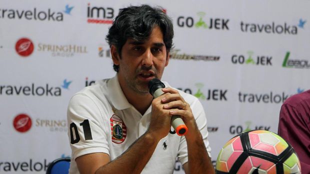 Pelatih Persija, Stefano 'Teco' Cugurra diminta meningkatkan prestasi Macan Kemayoran pada musim depan.