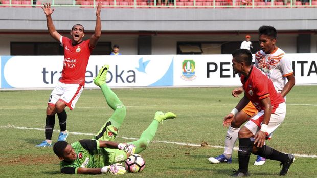 Stefano 'Teco' Cugurra optimistis lini serangnya bisa bermain optimal ketika menghadapi Persipura Jayapura, Rabu (18/10).