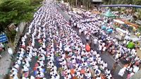 Warga juga menggelar salat berjamaah