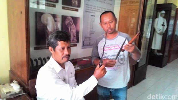 Petugas museum dan warga menunjukkan pusaka yang akan dijamas.