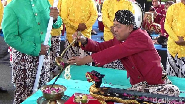 Prosesi jamasan pusaka.