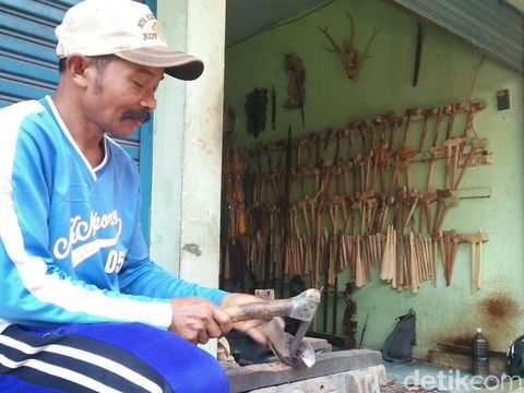 Pencuci Keris Pusaka di Jombang/