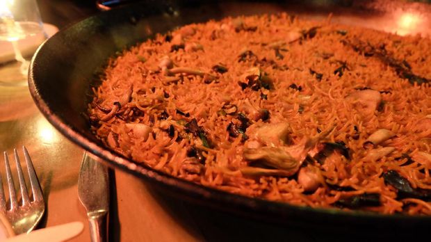 Paella seafood di restoran pinggir pantai
