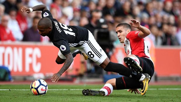 Duel Oriol Romeu dan Ashley Young terjadi sejak babak pertama.