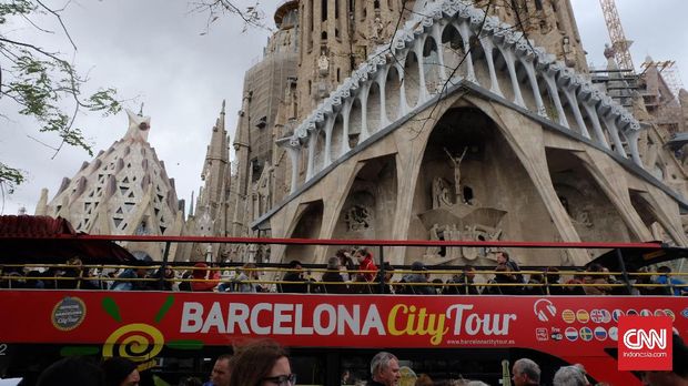 Anda bisa mengelilingi Barcelona dengan bus wisata keliling kota