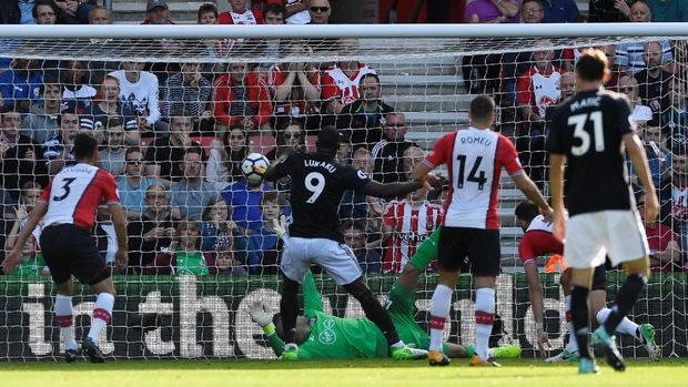 Romelu Lukaku bawa MU unggul 1-0 atas Soton di babak pertama.