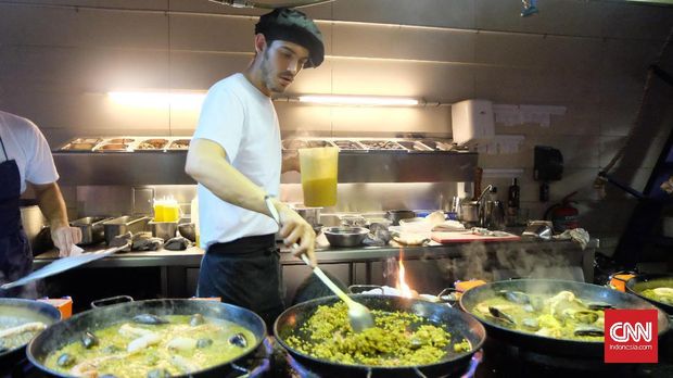 Pembuat paella didikan Joan Escriba sudah fasih mengolah paella ikoniknya,
