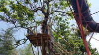 Taman ini memiliki wahana flying fox (Gabriella/detikTravel)