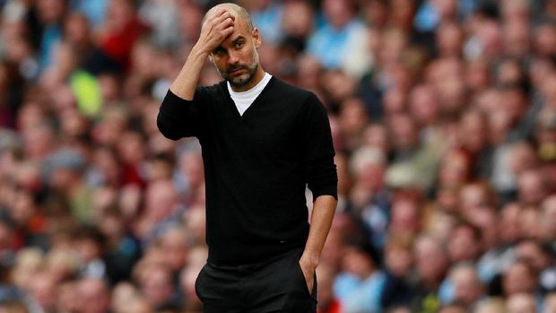 Pep Guardiola mempertanyakan kualitas bola yang digunakan dalam pertandingan Piala Liga Inggris.