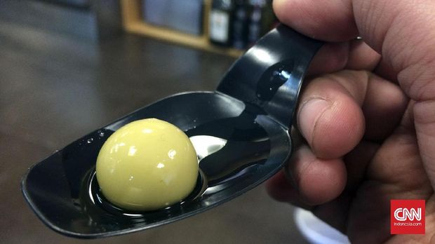 Buah olive buatan yang berisi cairan jus olive