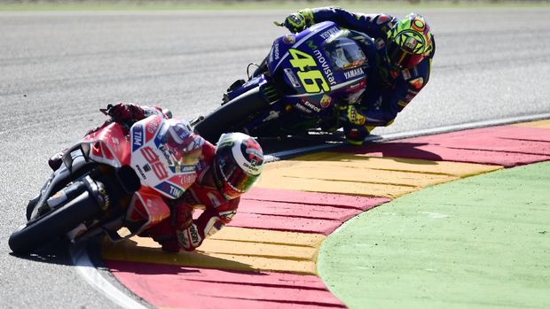 Jorge Lorenzo dan Valentino Rossi kini sudah ada di tim yang berbeda.