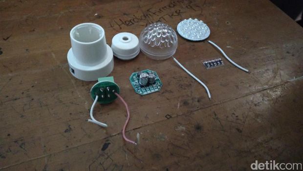 Lampu Limar ini, kata Ujang memiliki kekuatan 60 watt, namun jika dinyalakan, cahaya yang dihasilkan dari lampu ini sama seperti lampu yang memiliki kekuatan 600 watt.