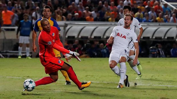 Harry Kane mengalami cedera hamstring dalam pertandingan antara Tottenham Hotspur melawan Liverpool, Minggu (22/10).