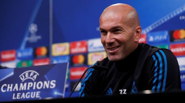 Raphael Varane memuji Zinedine Zidane setinggi langit. (