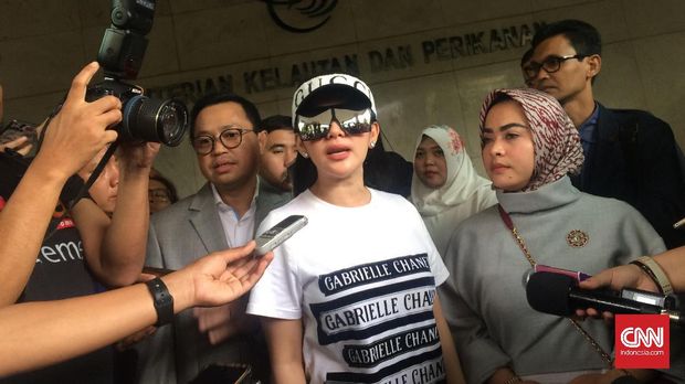 Mengulik Makna di Balik Kacamata Hitam Syahrini