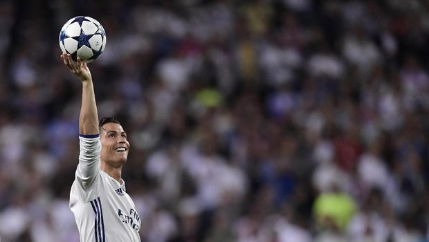 Cristiano Ronaldo kembali bersaing dengan rival terberatnya, Lionel Messi, untuk meraih Ballon d'Or. (