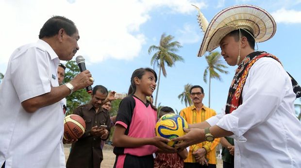 Menpora Imam Nahrawi melepas peserta Kirab Pemuda 2017 Zona II di Desa Sedeoen, Kabupren Rote Ndao, NTT, Kamis (28/9).