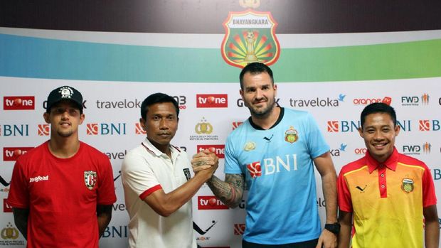 Simon McMenemy (kedua dari kanan) menjadi pelatih Indonesia Selection.
