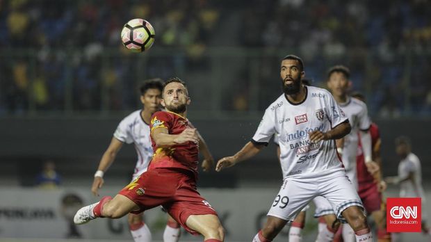 Striker Bali United Sylvano Comvalius kini sudah mengoleksi 32 gol di Liga 1.