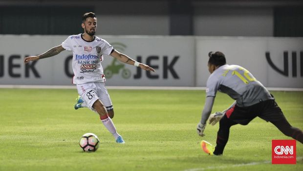 Stefano Lilipaly mencetak gol kemenangan Bali United di markas PSM Makassar.