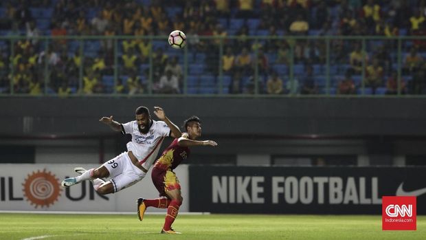 Sylvano Comvalius menjadi target incaran pemain bertahan lawan.