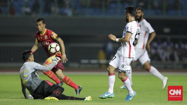 Stefano Lilipaly dan Sylvano Comvalius sempat cekcok sebelum bekerja sama untuk mencetak gol kemenangan Bali United.