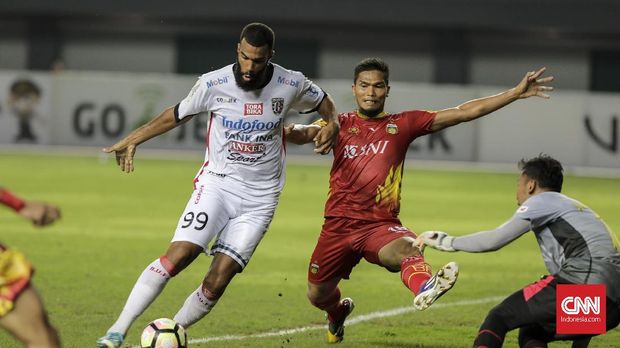 Sylvano Comvalius (nomor 99) menjalani musim perdana yang cemerlang di liga sepak bola Indonesia.