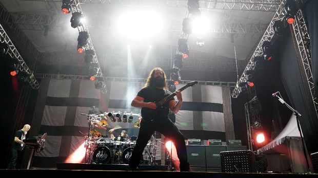 Dream Theater akhirnya batal tampil di Candi Prambanan.
