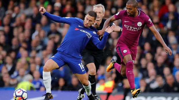 Eden Hazard mendapat pengawalan ketat untuk menembus pertahanan The Citizens. (