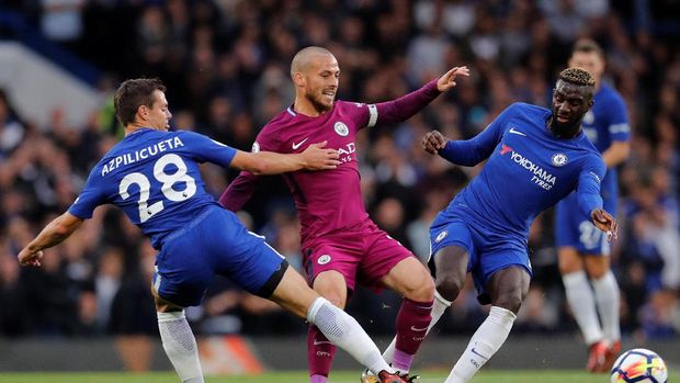 David Silva melepaskan tendangan dan berhasil ditepis Thibaut Courtois pada menit ke-29. (