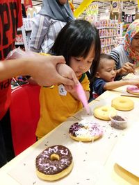 Meriahnya Lomba Hias Donat Anak di Transmart Daya Makassar