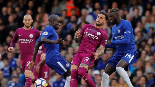 N'Golo Kante tampil solid di lini tengah dan kerap merepotkan lini pertahanan The Citizens. (
