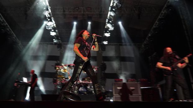 Dream Theater akhirnya menggelar konser di Stadion Kridosono.