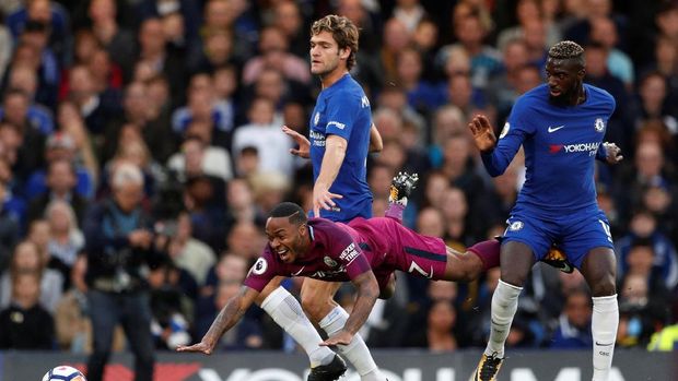 Raheem Sterling kerap kali dijatuhkan para pemain The Blues karena pergerakannya yang membahayakan tim arahan Antonio Conte. (