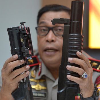 Tepisan Tangan Komandan Brimob dan Dilema Tito Karnavian