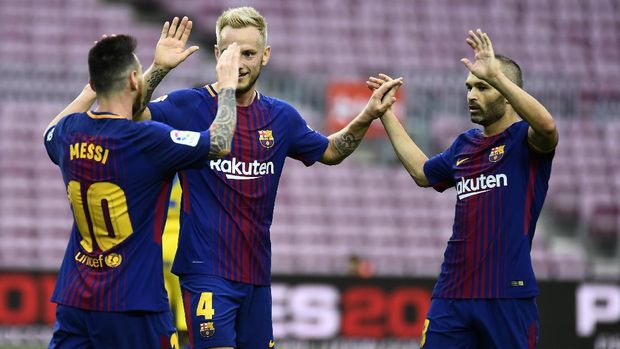 Andres Iniesta (kanan) yakin kemenangan di El Clasico belum menjamin Barcelona meraih gelar juara musim 2017/2018.