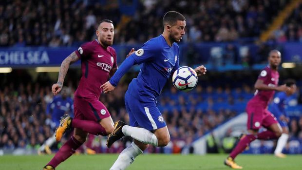Eden Hazard mencoba menembus pertahanan ManCity. (