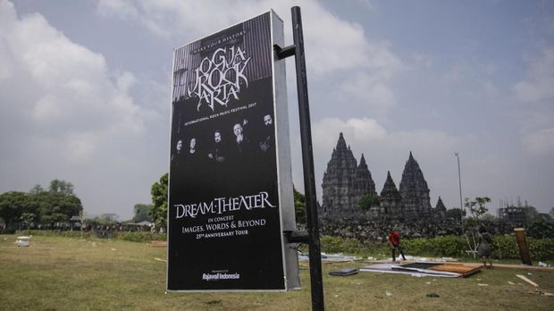 JogjaROCKarta dipindah dari Candi Prambanan.