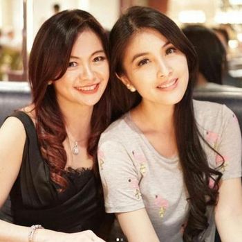 Dalam beberapa foto di Instagram, Puspa Dewi menunjukkan kedekatan dengan aktris Dewi Sandra.