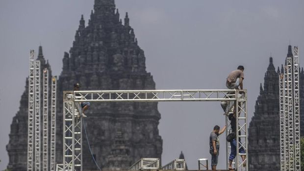 JogjaROCKarta sudah memasang panggung di Candi Prambanan, namun dibatalkan.