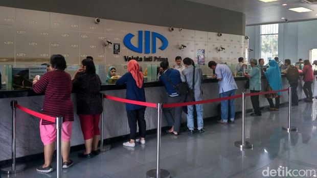 Dolar AS Dijual Hampir Rp 13.600, Ratusan Orang Serbu Money Changer.