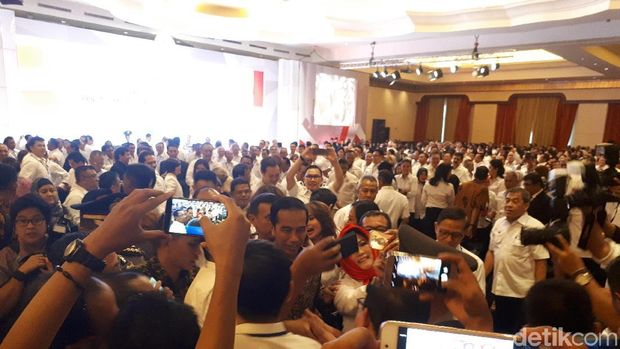 Presiden sapa pengusaha dan swafoto sebelum tutup Rakornas Kadin