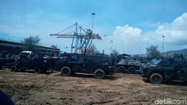 Melihat Gladi Bersih HUT TNI Ke-72 di Dermaga Cilegon