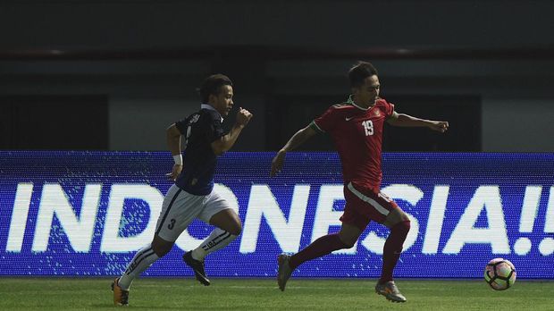 Tembakan Hanis Saghara masih melambung di atas mistar gawang Malaysia.