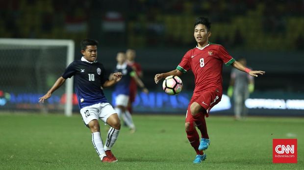 Timnas Indonesia terus melakukan tekanan ke pertahanan Timnas Kamboja. (