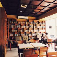 Mau Ngopi Sambil Baca Buku? Mampir Saja ke 5 Kafe dengan Koleksi Buku Ini