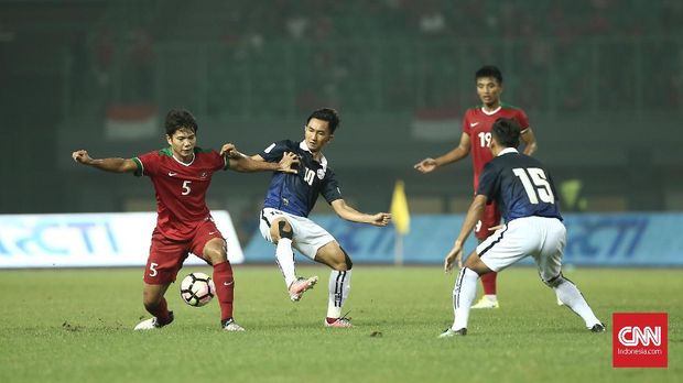 Tim pelatih Persib meminta rumor tentang Achmad Jufriyanto (kiri) dihentikan.