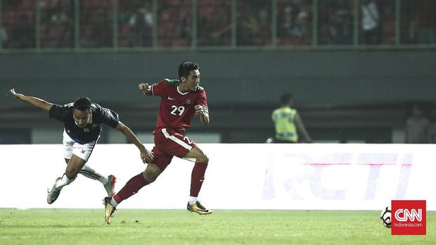 Luis Milla merasa senang dengan kemajuan para pemainnya di Timnas Indonesia. (