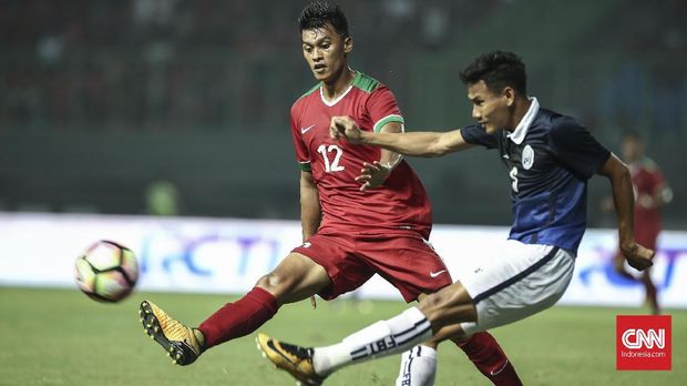 Lerby Eliandri berhasil memanfaatkan umpan silang Febri Haryadi dengan baik.