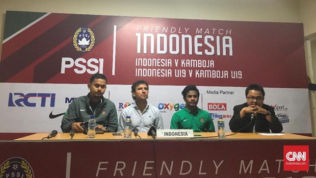 Luis Milla (kedua dari kiri) mengaku puas dengan permainan anak asuhnya ketika menghadapi Kamboja, Rabu (4/10).